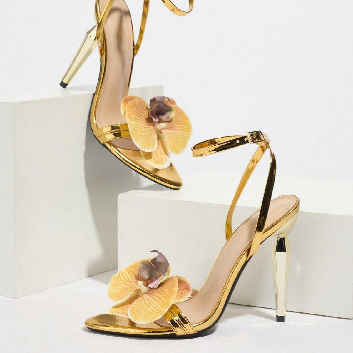 Women's Three-dimensional Floral Decorative Round Toe Stiletto Heel Sandals